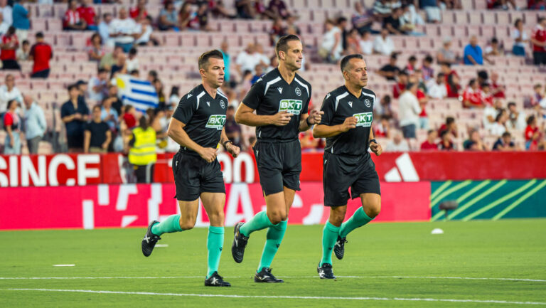 RECORD DATE NOT STATED ESP: LaLiga EA Sports Sevilla FC v Atletico de Madrid Javier Alberola Rojas of referee during LaLiga EA Sports, between Sevilla FC v Atletico de Madrid played at Ramon Sanchez-Pizjuan Stadium in Sevilla on August 29, 2026 in Spain Spain Futbol *** ESP LaLiga EA Sports Sevilla FC vs. Atletico de Madrid: Javier Alberola Rojas, the referee for the LaLiga EA Sports match between Sevilla FC and Atletico de Madrid, played at the Ramen Senchez Pizjuen Stadium in Seville on August 29, 2026, in Spain. Spanish Soccer Copyright: xAgenciaxLOFx
2026.08.29 Sewilla
pilka nozna liga hiszpanska
Sevilla FC - Atletico Madryt
Foto IMAGO/PressFocus

!!! POLAND ONLY !!!