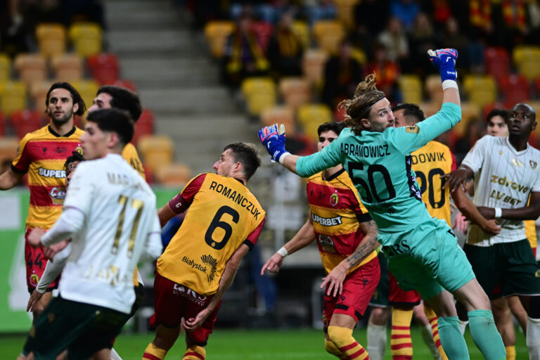 2026.09.06 Bialystok Pilka nozna PKO Ekstraklasa sezon 2026/2027 Mecz 7. kolejki rozgrywek Jagiellonia Bialystok (zolto-czerwone) - Slask Wroclaw N/z (L-P) Taras Romanczuk Slawomir Abramowicz bramkarz Jagiellonii Bialystok Foto Michal Kosc / PressFocus 
2026.09.06 Bialystok Bialystok Football Polish PKO Ekstraklasa season 2026/2027 Jagiellonia Bialystok - Slask Wroclaw Credit Michal Kosc / PressFocus