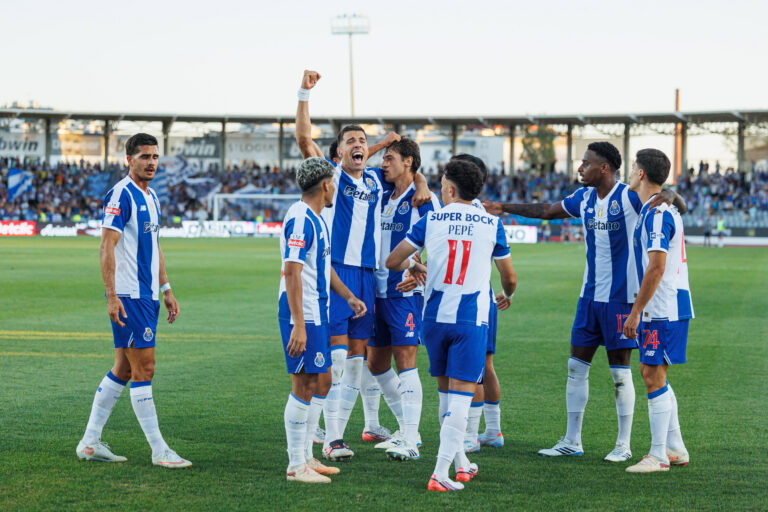 Jakub Kiwior celebrating with his teammates after goal seen during Betclic League game between teams of Casa Pia AC vs FC Porto in Estadio Municipal de Rio Maior Luis Loureiro/Ball Raw Images Rio Maior Estadio Municipal de Rio Maior Portugal Copyright: xLuisxLoureirox LuisLoureiroCasapiaPorto-6369
2026.09.12 Rio Maior
pilka nozna liga portugalska
Casa Pia AC - FC Porto
Foto IMAGO/PressFocus

!!! POLAND ONLY !!!
