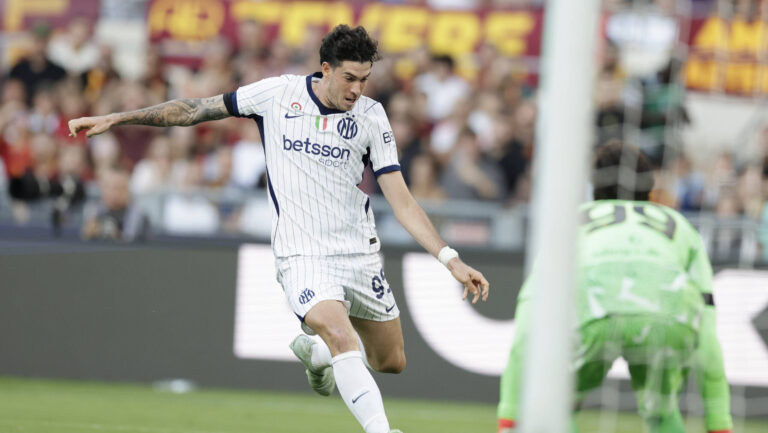 Serie a football match AS Roma vs Inter Inters Italian defender Alessandro Bastoni controls the ball during the Serie A football match between AS Roma vs Inter at the Olimpico Stadium in Rome, Italy on September 19, 2026. _BPH6077 Copyright: xAntonioxBalascox
2026.09.19 Rzym
pilka nozna liga wloska
AS Roma - Inter Mediolan
Foto IMAGO/PressFocus

!!! POLAND ONLY !!!