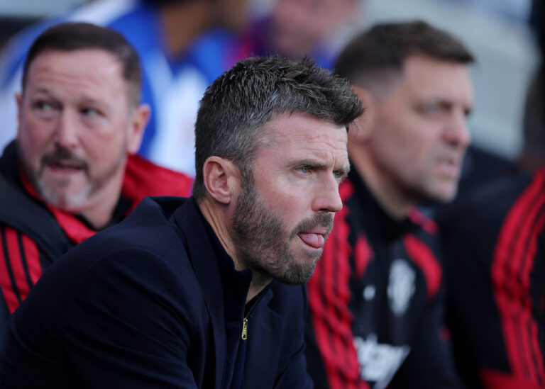 20th September 2026 Craven Cottage, London, England Premier League Football, Fulham versus Manchester United, ManU Manchester Untied Manager Michael Carrick sitting in the dugout before kick off JohnxPatrickxFletcher
2026.09.20 Londyn
pilka nozna , Liga Angielska
Fulham - Manchester United
Foto IMAGO/PressFocus

!!! POLAND ONLY !!!
