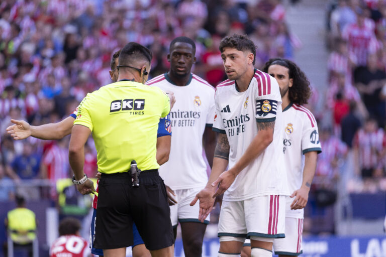 Atletico de Madrid v Real Madrid CF - La Liga EA Sports 2026 27 September 20, 2026, Riyadh Air Metropolitano Stadium, Madrid, Spain: Federico Valverde of Real Madrid claims to the referee during La Liga EA Sports match between Atletico de Madrid and Real Madrid at Riyadh Air Metropolitano Stadium on September 20, 2026 in Madrid, Spain. Madrid Riyadh Air Metropolitano Stadium Madrid Spain *** Atlético de Madrid vs. Real Madrid CF, La Liga EA Sports 2026, September 20, 2026, Riyadh Air Metropolitano Stadium, Madrid, Spain Federico Valverde of Real Madrid argues with the referee during the La Liga EA Sports match between Atlético Madrid and Real Madrid at Riyadh Air Metropolitano Stadium on September 20, 2026, in Madrid, Spain Madrid Riyadh Air Metropolitano Stadium Madrid Spain Copyright: xAlejandroxMatiasxAcostax
2026.09.20 Madryt
pilka nozna ,  liga hiszpanska
Atletico Madryt - Real Madryt
Foto IMAGO/PressFocus

!!! POLAND ONLY !!!