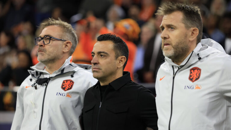 Amsterdam, Netherlands, 24th September 2026. Xavi Hernandez, head coach of Netherlands with his coaching staff during the national anthems before the Netherlands vs Germany UEFA Nations League match at the Johan Cruyff Arena, Amsterdam. Picture credit should read: Cody Froggatt / Sportimage EDITORIAL USE ONLY. No use with unauthorised audio, video, data, fixture lists, club/league logos or live services. Online in-match use limited to 120 images, no video emulation. No use in betting, games or single club/league/player publications. SPI_071_CF_NETHERLANDS_V_GERMANY SPI-5017-0071
2026.09.24 Amsterdam
pilka nozna , Liga Narodow UEFA
Holandia - Niemcy
Foto IMAGO/PressFocus

!!! POLAND ONLY !!!