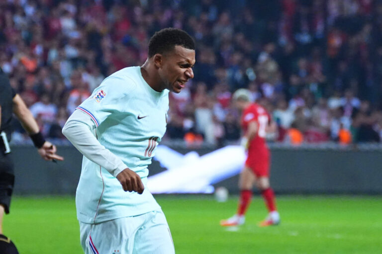 KOCAELI , TURKEY , SEPTEMBER 25 : Kylian Mbappe 10 of France injured and substituted immediately after scoring his goal during the UEFA Nations A League Group 1 match between Turkey and France at Kocaeli Turca Stadium on September 25, 2026 , in Kocaeli Turkey .  Photo by Seskimphoto  Kocaeli TURKEY Kocaeli TURKEY Copyright: xSeskimphotox Turkiye-France-2509 207
2026.09.25 Kocaeli
pilka nozna liga narodow UEFA
Turcja - Francja

Foto IMAGO/PressFocus

!!! POLAND ONLY !!!