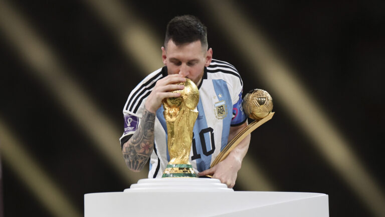 (221219) -- LUSAIL, Dec. 18, 2022 (Xinhua) -- Lionel Messi of Argentina kisses the World Cup Trophy during the awarding ceremony of the 2022 FIFA World Cup at Lusail Stadium in Lusail, Qatar, Dec. 18, 2022. (Xinhua/Cao Can)

2022.12.18 LUSAIL
pilka nozna Mistrzostwa Swiata Katar 2022
Argentyna - Francja
Foto Cao Can/Xinhua/PressFocus

!!! POLAND ONLY !!!