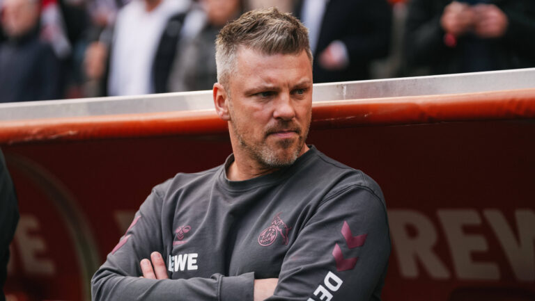 21.03.2026, xjmrgnx, Fussball 1.Bundesliga, 1.FC Koeln - Borussia Mönchengladbach v.l. Chef-Trainer Lukas Kwasniok Koeln vor Spielbeginn an der Trainerbank mit skeptischem Blick zur Seite DFL/DFB REGULATIONS PROHIBIT ANY USE OF PHOTOGRAPHS as IMAGE SEQUENCES and/or QUASI-VIDEO Koeln *** 21 03 2026, xjmrgnx, Soccer 1 Bundesliga, 1 FC Koeln Borussia Mönchengladbach v l Head Coach Lukas Kwasniok Koeln before the start of the match at the coachs bench with a skeptical look to the side DFL DFB REGULATIONS PROHIBIT ANY USE OF PHOTOGRAPHS as IMAGE SEQUENCES and or QUASI VIDEO Koeln
2026.03.21 Kolonia
pilka nozna , liga niemiecka
1. FC Koeln - Borussia Moenchengladbach
Foto IMAGO/PressFocus

!!! POLAND ONLY !!!