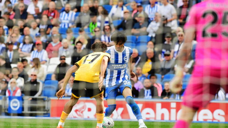 Brighton and Hove Albion v Wolverhampton Wanderers, Premier League Pedro Lima Defender of Wolverhampton Wanderers looks to prevent Kaoru Mitoma Midfielder of Brighton and Hove Albion from crossing the ball during the Premier League match between Brighton and Hove Albion and Wolverhampton Wanderers at the American Express Stadium, Brighton and Hove, UK on 9 May 2026. Brighton and Hove American Express Stadium East Sussex UK Editorial use only DataCo restrictions apply See www.football-dataco.com , Copyright: xJeffxMoodx PSI-24230-0110
2026.05.09 Brighton
pilka nozna , liga angielska
Brighton and Hove Albion - Wolverhampton Wanderers
Foto IMAGO/PressFocus

!!! POLAND ONLY !!!