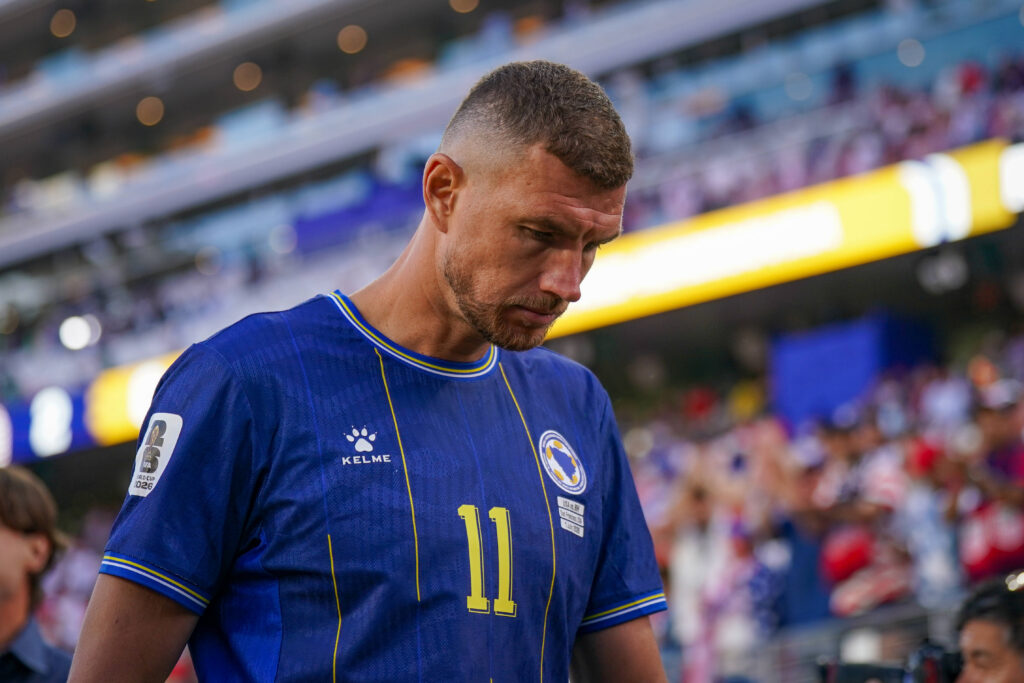 USA: Fußball FIFA World Cup, WM, Weltmeisterschaft, Fussball 2026, Sechzehntelfinale - USA vs Bosnien - Herzegowina im Levis Stadium Santa Clara, San Francisco Bay Area, Kalifornien: Bosnien verliert und scheidet damit aus der WM aus - Enttäuschung bei Edin DÅ¾eko / Edin Dzeko Bosnien und Herzegowina 11 *** USA Soccer FIFA World Cup 2026, Round of 32: USA vs. Bosnia and Herzegovina at Levis Stadium in Santa Clara, San Francisco Bay Area, California. Bosnia loses and is eliminated from the World Cup. Disappointment for Edin Deko. Edin Deko, Bosnia and Herzegovina 11 Copyright: xJOERANxSTEINSIEKx
2026.07.01 Santa Clara
pilka nozna , mistrzostwa swiata , mundial 2026
Stany Zjednoczone - Bosnia i Hercegowina
USA
Foto IMAGO/PressFocus

!!! POLAND ONLY !!!
