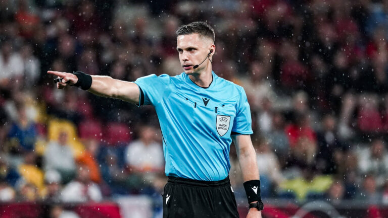 Fussball: Österreich: UEFA Europa League Qualifikation 2026/2027 - 3. Runde, 06.08.2026 - FC Red Bull Salzburg Österreich vs. Pafos FC Zypern - Red Bull Arena Wals-Siezenheim, Österreich Schiedsrichter Damian Sylwestrzak *** Soccer Austria UEFA Europa League Qualifying 20262027, Round 3, August 6, 2026: FC Red Bull Salzburg Austria vs. Pafos FC Cyprus at Red Bull Arena, Wals-Siezenheim, Austria Referee: Damian Sylwestrzak Copyright: xLUKAxKOLANOVICx
2026.08.06 Salzburg
pilka nozna , Liga Europy
FC Red Bull Salzburg - Pafos FC 
Foto IMAGO/PressFocus

!!! POLAND ONLY !!!