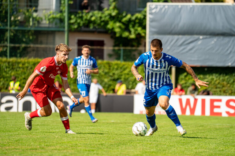 23.08.2026, xdaymx, Fussball DFB Pokal 1.Runde, Bahlinger SC - 1.FC Magdeburg vl. Echner, Alex Bahlinger SC und Zukowski, Mateusz Magdeburg im Zweikampf DFL/DFB REGULATIONS PROHIBIT ANY USE OF PHOTOGRAPHS as IMAGE SEQUENCES and/or QUASI-VIDEO Bahlingen *** August 23, 2026, xdaymx, Soccer DFB Cup 1st Round, Bahlinger SC vs. FC Magdeburg referee: Echner, Alex Bahlinger SC and Zukowski, Mateusz Magdeburg in a tackle. DFL and DFB regulations prohibit any use of photographs as image sequences and/or quasi-video. Bahlingen
2026.08.23 Bahlingen
pilka nozna , Puchar Niemiec
Bahlinger SC - 1. FC Magdeburg
Foto IMAGO/PressFocus

!!! POLAND ONLY !!!