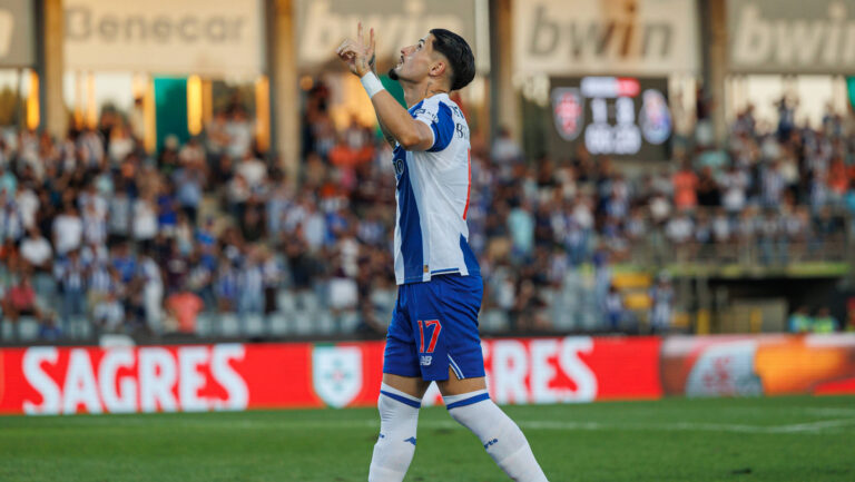 Borja Sainz celebrating after goal with his team mates seen during Betclic League game between teams of Casa Pia AC vs FC Porto in Estadio Municipal de Rio Maior Luis Loureiro/Ball Raw Images Rio Maior Estadio Municipal de Rio Maior Portugal Copyright: xLuisxLoureirox LuisLoureiroCasapiaPorto-6489
2026.09.12 Rio Maior
pilka nozna liga portugalska
Casa Pia AC - FC Porto
Foto IMAGO/PressFocus

!!! POLAND ONLY !!!