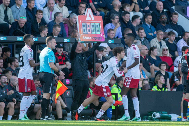 AFC Bournemouth v Liverpool, Premier League Alexander Isak is replaced by Lewis Koumas during the AFC Bournemouth v Liverpool Premier League match at Vitality Stadium, Bournemouth, England on 20 September 2026 Credit: Andy Thomas/Every Second Media Editorial use only. All images are copyright Every Second Media Limited. No images may be reproduced without prior permission. All rights reserved. Premier League and Football League images are subject to licensing agreements with Football DataCo Limited. see https://www.football-dataco.com Copyright: xIMAGO/EveryxSecondxMediax ESM-2180-0094 AndyxThomasx/xEveryxSecondxMediax
2026.09.20 Bournemouth
pilka nozna , Liga Angielska
AFC Bournemouth - FC Liverpool
Foto IMAGO/PressFocus

!!! POLAND ONLY !!!