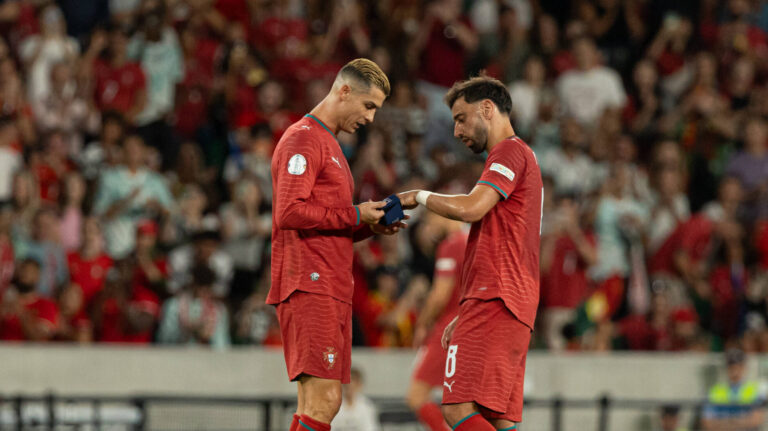 Cristiano Ronaldo and Bruno Fernandes Seen during UEFA Nations League teams of Portugal and Wales Estadio Jose Alvalade Luis Loureiro/Ball Raw Images PT Lisboa Estadio Jose Alvalade Portugal Copyright: xLuisxLoureirox LLoureiroPortugalwales-0419
2026.09.24 Lizbona
pilka nozna Liga Narodow UEFA
Portugalia - Walia

Foto IMAGO/PressFocus

!!! POLAND ONLY !!!