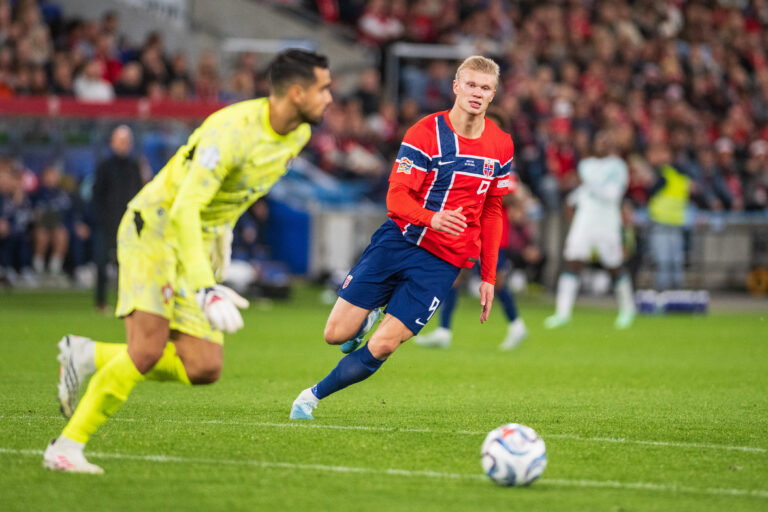 OSLO, DF - 27.09.2026: NORUEGA X PORTUGAL - Haaland puts pressure on goalkeeper Diogo Costa during Norway vs Portugal in the UEFA Nations League held at Ullevaal Stadion in Oslo, DF. (Photo: Adam Escada/Fotoarena/Sipa USA)
2026.09.27 Oslo
pilka nozna Liga Narodow UEFA
Norwegia - Portugalia
Foto Fotoarena/SIPA USA/PressFocus

!!! POLAND ONLY !!!