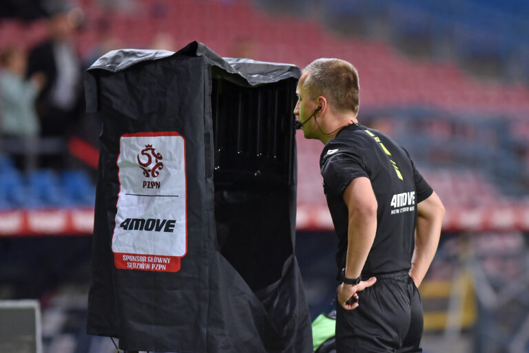 2026.10.09 Krakow
Pilka nozna , PKO BP Ekstraklasa sezon 2026/27
Wieczysta Krakow - Wisla Plock
N/z Sedzia Bartosz Frankowski korzysta z systemu VAR, wideoweryfikacja
Foto Krzysztof Porebski / PressFocus

2026.10.09 Krakow
Football Polish top league , 2026/2027 season
Wieczysta Krakow - Wisla Plock
Sedzia Bartosz Frankowski korzysta z systemu VAR, wideoweryfikacja
Credit: Krzysztof Porebski / PressFocus