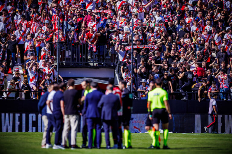 Rayo Vallecano vs Athletic Club de Bilbao - LaLiga EA Sports - 10/10/2026 Jose Maria Sanchez Martinez calls off the LaLiga EA Sports match between Rayo Vallecano and Athletic Club de Bilbao at Vallecas Stadium on October 10, 2026 in Madrid, Spain. Madrid Spain Copyright: xMarinaxFrutos/PGSxPhotoxAgencyx
2026.10.10 Madryt
pilka nozna liga hiszpanska
Rayo Vallecano - Athletic Bilbao

Foto IMAGO/PressFocus

!!! POLAND ONLY !!!