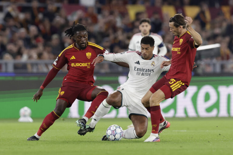 UEFA Champions League AS Roma vs Real Madrid Real Madrid s English midfielder Jude Bellingham challenges for the ball with Romas French midfielder Manu Kone L and Romas Dutch midfielder Marten de Roon R during UEFA Champions League match between AS Roma vs Real Madrid at Olimpico stadium on October 14, 2026 in Rome, Italy. _BPH2274 Copyright: xAntonioxBalascox
2026.10.14 Rzym
pilka nozna liga mistrzow
AS Roma - Real Madryt

Foto IMAGO/PressFocus

!!! POLAND ONLY !!!