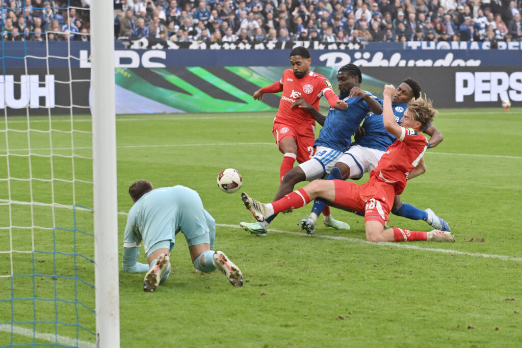 Schalke verpasst den Ausgleich, v.li., Torwart Alexander Schwolow Mainz 05, Phillipp Mwene Mainz 05, Junior Dina Ebimbe FC Schalke 04, Junior Adamu FC Schalke 04, Kacper Potulski Mainz 05 17.10.2026, Fussball 1. Bundesliga, Saison 2026/2027, 6. Spieltag, FC Schalke 04 - FSV Mainz 05 DFL regulations prohibit any use of photographs as image sequences and/or quasi-video Gelsenkirchen Veltins Arena Nordrhein Westfalen Deutschland *** Schalke misses the equalizer, from left: goalkeeper Alexander Schwolow Mainz 05, Phillipp Mwene Mainz 05, Junior Dina Ebimbe FC Schalke 04, Junior Adamu FC Schalke 04, Kacper Potulski Mainz 05, October 17, 2026, Soccer, Bundesliga 1, 20262027 season, Matchday 6, FC Schalke 04 vs. FSV Mainz 05. DFL regulations prohibit any use of photographs as image sequences and/or quasi-video. Gelsenkirchen, Veltins Arena, North Rhine-Westphalia, Germany Team2
2026.10.17 Gelsenkirchen
pilka nozna liga niemiecka
FC Schalke 04 - 1. FSV Mainz 05
Foto IMAGO/PressFocus

!!! POLAND ONLY !!!