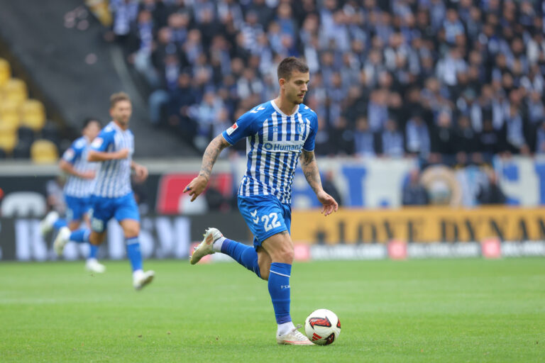 18.10.2026, xtgx, Fussball 2. Bundesliga, SG Dynamo Dresden - 1. FC Magdeburg, v.l. Mateusz Zukowski Magdeburg, 22 Freisteller, Einzelbild, Ganzkoerper, single frame DFL/DFB REGULATIONS PROHIBIT ANY USE OF PHOTOGRAPHS as IMAGE SEQUENCES and/or QUASI-VIDEO Dresden *** October 18, 2026, xtgx, Soccer 2. Bundesliga, SG Dynamo Dresden 1 FC Magdeburg, from left: Mateusz Zukowski Magdeburg, 22, cropped, single frame, full-body, single frame. DFL and DFB regulations prohibit any use of photographs as image sequences and/or quasi-video. Dresden
2026.10.18 Drezno
pilka nozna , 2. liga niemiecka 
SG Dynamo Drezno - 1. FC Magdeburg
Foto IMAGO/PressFocus

!!! POLAND ONLY !!!