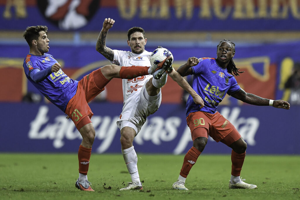 2026.10.27 Gliwice
Pilka nozna STS Puchar Polski 1/16 finalu sezon 2026/27
Piast Gliwice - Gornik Zabrze
N/z Oskar Lesniak Erik Janza Ivan Lima
Foto Mateusz Sobczak / PressFocus

2026.10.27 Gliwice
Football Polish Cup round of 32 2026/27 season
Piast Gliwice - Gornik Zabrze
Oskar Lesniak Erik Janza Ivan Lima
Credit: Mateusz Sobczak / PressFocus