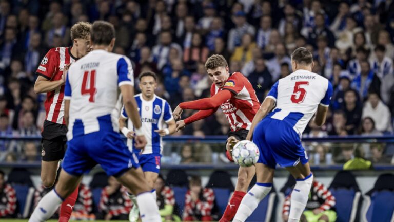10/20/2026 - PORTO - (lr) Sven Mijnans of PSV Eindhoven, Jakub Kiwior of FC Porto, Guus Til of PSV Eindhoven and Jan Bednarek of FC Porto during the UEFA Champions League match between FC Porto and PSV Eindhoven at the Estadio Do Dragao, on 20 October 2026 in Porto, Portugal. MORITZ MUELLER / ANP /ANP/Sipa USA
2026.10.20 Porto
pilka nozna liga mistrzow
FC Porto - PSV Eindhoven
Foto ANP/SIPA USA/PressFocus

!!! POLAND ONLY !!!