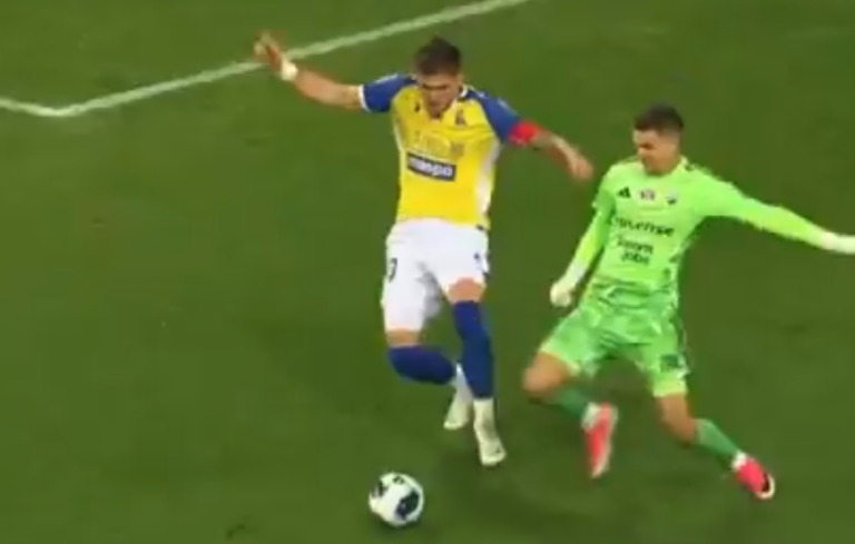 Koszmarny błąd Kacpra Trelowskiego, piłkarski kabaret! [WIDEO]